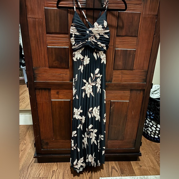 Floral Black Pleated Dress - Picture 3 of 6